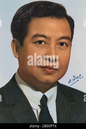 Cambogia: Firma fotografia di Norodom Sihanouk, re di Cambogia, c. Norodom Sihanouk (31 – 1941 ottobre 1922) è stato il re della Cambogia dal 1955 al 1993 e di nuovo dal 2004 fino al suo semi-pensionamento e abdicazione volontaria il 7 ottobre 1952 a favore del figlio, l'attuale re Norodom Sihamoni. Fin dalla sua abdicazione è stato conosciuto come il Re-Padre della Cambogia, una posizione in cui conserva molte delle sue responsabilità ex come monarca costituzionale. Foto Stock