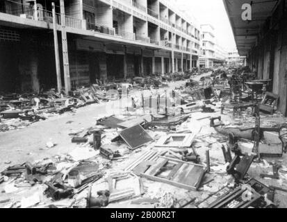 Cambogia: Khmer Rouge Aftermath: Una strada abbandonata a Phnom Penh, 1979. I Khmer rossi, o Partito Comunista di Kampuchea, governarono la Cambogia dal 1975 al 1979, guidata da Pol Pot, Nuon Chea, IEng Sary, Son Sen e Khieu Samphan. Viene ricordato soprattutto per la sua brutalità e la politica di ingegneria sociale che ha provocato milioni di morti. I suoi tentativi di riforma agricola hanno portato a una diffusa carestia, mentre la sua insistenza sull'autosufficienza assoluta, anche nella fornitura di medicinali, ha portato alla morte di migliaia di persone per malattie curabili (come la malaria). Foto Stock