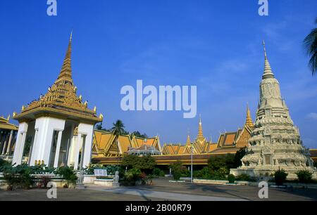 Cambogia: La statua equestre del padiglione re Norodom (a sinistra) e il re Norodom Chedi (a destra), Palazzo reale e Pagoda d'Argento, Phnom Penh. Il Palazzo reale (Preah Barum Reacha Veang nei Preah Reacheanachak Kampuchea) e la Pagoda d'Argento, a Phnom Penh, sono un complesso di edifici che serve come residenza reale del re di Cambogia. Il suo nome completo in lingua khmer è Preah Barom Reachea Veang Chaktomuk. I re di Cambogia lo hanno occupato da quando è stato costruito nel 1860, con un periodo di assenza quando il paese è entrato in agitazione durante e dopo il regno dei Khmer rossi. Foto Stock