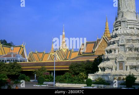 Cambogia: Il Palazzo reale e il complesso della Pagoda d'Argento, Phnom Penh. Il Palazzo reale (Preah Barum Reacha Veang nei Preah Reacheanachak Kampuchea) e la Pagoda d'Argento, a Phnom Penh, sono un complesso di edifici che serve come residenza reale del re di Cambogia. Il suo nome completo in lingua khmer è Preah Barom Reachea Veang Chaktomuk. I re di Cambogia lo hanno occupato da quando è stato costruito nel 1860, con un periodo di assenza quando il paese è entrato in agitazione durante e dopo il regno dei Khmer rossi. Foto Stock