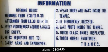 Cambogia: Cartello informativo all'ingresso, Palazzo reale e Pagoda d'Argento, Phnom Penh. Il Palazzo reale (Preah Barum Reacha Veang nei Preah Reacheanachak Kampuchea) e la Pagoda d'Argento, a Phnom Penh, sono un complesso di edifici che serve come residenza reale del re di Cambogia. Il suo nome completo in lingua khmer è Preah Barom Reachea Veang Chaktomuk. I re di Cambogia lo hanno occupato da quando è stato costruito nel 1860, con un periodo di assenza quando il paese è entrato in agitazione durante e dopo il regno dei Khmer rossi. Foto Stock