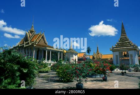Cambogia: Wat Preah Keo Morokat (Pagoda d'Argento, Tempio del Buddha di Smeraldo) (a sinistra) con il Padiglione di Napoleone III e la Sala del Trono (a destra) sullo sfondo. Il Palazzo reale (Preah Barum Reacha Veang nei Preah Reacheanachak Kampuchea) e la Pagoda d'Argento, a Phnom Penh, sono un complesso di edifici che serve come residenza reale del re di Cambogia. Il suo nome completo in lingua khmer è Preah Barom Reachea Veang Chaktomuk. I re della Cambogia lo hanno occupato da quando è stato costruito nel 1860, con un periodo di assenza quando il paese è entrato in agitazione durante i Khmer rossi. Foto Stock