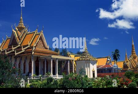 Cambogia: Wat Preah Keo Morokat (Pagoda d'Argento, Tempio del Buddha di Smeraldo) (a sinistra) con il Padiglione di Napoleone III e la Sala del Trono (a destra) sullo sfondo. Il Palazzo reale (Preah Barum Reacha Veang nei Preah Reacheanachak Kampuchea) e la Pagoda d'Argento, a Phnom Penh, sono un complesso di edifici che serve come residenza reale del re di Cambogia. Il suo nome completo in lingua khmer è Preah Barom Reachea Veang Chaktomuk. I re della Cambogia lo hanno occupato da quando è stato costruito nel 1860, con un periodo di assenza quando il paese è entrato in agitazione durante i Khmer rossi. Foto Stock