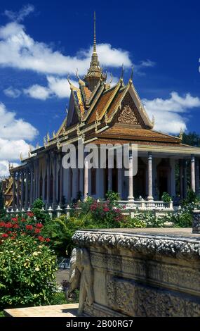 Cambogia: Wat Preah Keo Morokat (Pagoda d'Argento, Tempio del Buddha di Smeraldo), Palazzo reale e Pagoda d'Argento, Phnom Penh. Il Palazzo reale (Preah Barum Reacha Veang nei Preah Reacheanachak Kampuchea) e la Pagoda d'Argento, a Phnom Penh, sono un complesso di edifici che serve come residenza reale del re di Cambogia. Il suo nome completo in lingua khmer è Preah Barom Reachea Veang Chaktomuk. I re di Cambogia lo hanno occupato da quando è stato costruito nel 1860, con un periodo di assenza quando il paese è entrato in agitazione durante e dopo il regno dei Khmer rossi. Foto Stock