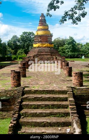Thailandia: Wat e-Kang, Wiang Kum Kam, Chiang mai. Abbandonato alla fine del XIII secolo, e ora in rovina, Wiang Kum Kam era una volta la capitale della regione settentrionale della Thailandia, ed è situato a sud di Chiang mai. Fu costruito dal re Mangrai a un certo tempo nel 13 ° secolo dopo la sua vittoria sul regno Hariphunchai di oggi Lamphun. Tuttavia, dopo che la città si era allagata più volte, Mangrai decise di trasferire la capitale del suo regno, e la spostò più a nord sul fiume Ping in un sito che ora è la città di Chiang mai. Foto Stock