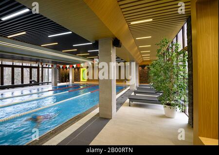 Lussuosa piscina interna sportiva con interni a corsie Foto Stock
