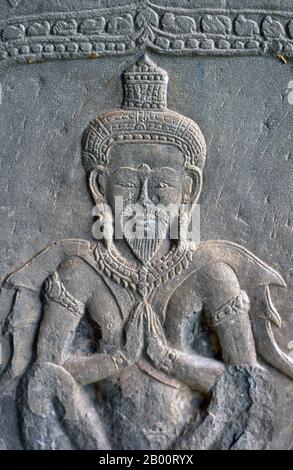 Cambogia: Bassorilievo Hindu rishi al livello superiore del santuario centrale, Angkor Wat. Angkor Wat è stato costruito per il re Suryavarman II (r. 1113-1150) all'inizio del 12 ° secolo come il suo tempio di stato e la capitale. Come il tempio meglio conservato del sito di Angkor, è l'unico ad essere rimasto un centro religioso significativo sin dalla sua fondazione - prima indù, dedicato al dio Vishnu, poi buddista. E' il più grande edificio religioso del mondo. Il tempio è in cima allo stile classico dell'architettura khmer ed è diventato un simbolo della Cambogia, che appare sulla sua bandiera nazionale. Foto Stock