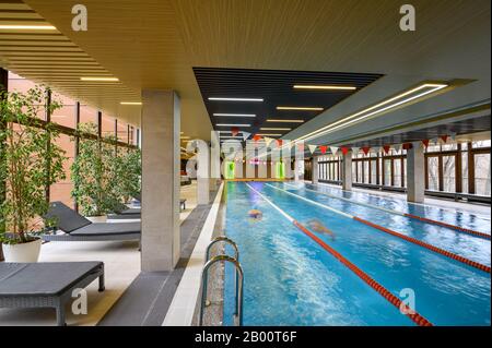 Lussuosa piscina interna sportiva con interni a corsie Foto Stock