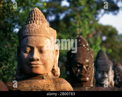 Cambogia: Devas (divinità benevoli o angeli) che costeggiano il percorso per la porta Sud, Angkor Thom. I Devas sono spesso visti in opposizione ad Asuras (divinità peccaminose). Angkor Thom si trova ad un miglio a nord di Angkor Wat. Fu costruito nel tardo 12 ° secolo dal re Jayavarman VII, e copre un'area di 9 km², all'interno del quale si trovano diversi monumenti di epoche precedenti, nonché quelli stabiliti da Jayavarman e i suoi successori. Si ritiene che abbia sostenuto una popolazione di 80,000-150,000 persone. Al centro della città si trova il tempio di stato di Jayavarman, il Bayon. Foto Stock