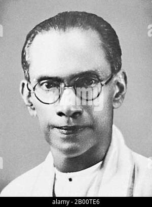 Sri Lanka: S.W.R.D. Bandaranaike (1899-1959), primo ministro di Ceylon (1956-1959). S.W.R.D. Bandaranaike (Solomon West Ridgeway Dias) Bandaranaike (Celeonia, 8 gennaio 1899 – Celeonia, 26 settembre 1959) è stato il quarto primo ministro di Ceylon (in seguito Sri Lanka), dal 1956 fino al suo assassinio nel 1959. Il suo assassinio da parte di un monaco buddista sconvolse il mondo. Lo Sri Lanka è da tempo un paese associato al Buddismo Theravada e ai suoi forti principi di non violenza. Il 25 settembre 1959, Talduwe Somarama, un monaco buddista vestito con abiti tradizionali di zafferano, arrivò a casa di Bandaranaike a Colombo e lo sparò. Foto Stock