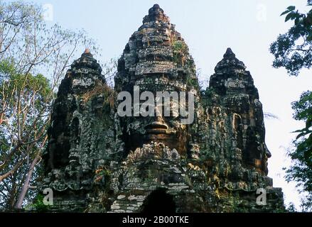 Cambogia: Porta Nord, Angkor Thom. Angkor Thom, che significa ‘la Grande Città’, si trova a un miglio a nord di Angkor Wat. Fu costruito nel tardo 12 ° secolo dal re Jayavarman VII, e copre un'area di 9 km², all'interno del quale si trovano diversi monumenti di epoche precedenti, nonché quelli stabiliti da Jayavarman e i suoi successori. Si ritiene che abbia sostenuto una popolazione di 80,000-150,000 persone. Al centro della città si trova il tempio di stato di Jayavarman, il Bayon, con gli altri siti principali raggruppati intorno alla Piazza della Vittoria immediatamente a nord. Foto Stock