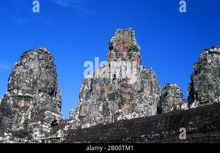 Cambogia: Il Bayon, Angkor Thom. Il Bayon era originariamente il tempio ufficiale di stato del re buddista Mahayana Jayavarman VII Il Bayon, al centro di Angkor Thom (Grande Città), è stato istituito nel 12 ° secolo dal re Jayavarman VII Angkor Thom, che significa ‘la Grande Città’, si trova a un miglio a nord di Angkor Wat. Fu costruito nel tardo XII secolo d.C. da Re Jayavarman VII, e copre un'area di 9 km², all'interno della quale si trovano diversi monumenti di epoche precedenti così come quelli stabiliti da Jayavarman e i suoi successori. Foto Stock