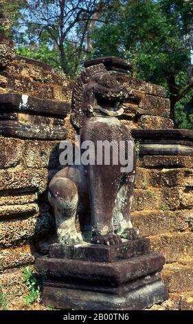 Cambogia: Singha o leoni mitici guardia una scala a Preah Khan, Angkor. Preah Khan (Tempio della Spada Sacra) è stato costruito nel tardo 12 ° secolo (1191) da Jayavarman VII e si trova appena a nord di Angkor Thom. Il tempio fu costruito sul luogo della vittoria di Jayavarman VII sui Cham invasori nel 1191. Era il centro di un'organizzazione consistente, con quasi 100,000 funzionari e funzionari. Fu un'università buddista alla volta. La divinità primaria del tempio è il boddhisatva Avalokiteshvara sotto forma di padre di Jayavarman. Foto Stock