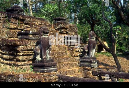 Cambogia: Singha o leoni mitici guardia una scala a Preah Khan, Angkor. Preah Khan (Tempio della Spada Sacra) è stato costruito nel tardo 12 ° secolo (1191) da Jayavarman VII e si trova appena a nord di Angkor Thom. Il tempio fu costruito sul luogo della vittoria di Jayavarman VII sui Cham invasori nel 1191. Era il centro di un'organizzazione consistente, con quasi 100,000 funzionari e funzionari. Fu un'università buddista alla volta. La divinità primaria del tempio è il boddhisatva Avalokiteshvara sotto forma di padre di Jayavarman. Foto Stock