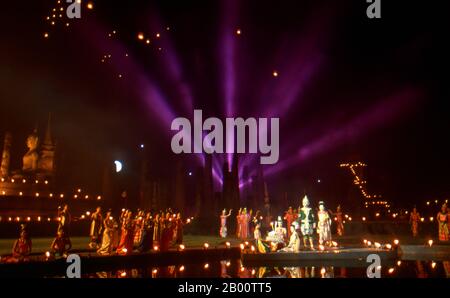 Thailandia: Spettacolo di luci e suoni per l'annuale Festival di Loy Krathong, Sukhothai Historical Park. Loy Krathong (o Loi Krathong) è un festival che si celebra ogni anno in tutta la Thailandia e in alcune parti del Laos durante la luna piena del 12 mese nel tradizionale calendario lunare. Sukhothai, che letteralmente significa "Alba della felicità", fu la capitale del regno di Sukhothai e fu fondata nel 1238. Fu la capitale dell'Impero Tailandese per circa 140 anni. I Siamesi, o thailandesi, si trasferirono dalla loro casa ancestrale nella Cina meridionale nel sud-est asiatico intorno al X secolo d.C. Foto Stock