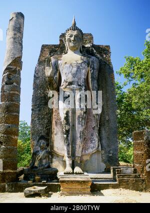 Thailandia: Buddha in piedi, Wat Saphan Hin, Parco storico di Sukhothai. Sukhothai, che letteralmente significa "Alba della felicità", fu la capitale del regno di Sukhothai e fu fondata nel 1238. Fu la capitale dell'Impero Tailandese per circa 140 anni. Foto Stock