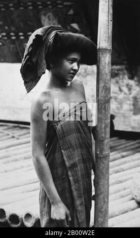 Indonesia: Una donna di Karo del nord Sumatra in costume tradizionale c. 1910. Il Karo, o Karonese, è la popolazione indigena dell'Altopiano del Karo nel nord di Sumatra. Appartengono linguisticamente alla gente di Batak ma spesso si considerano separati. Parlano la lingua di Batak Karo. Foto Stock