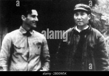 Cina: Giornalista americano Edgar Snow con Mao Zedong a Yan'an, ottobre 1936. Edgar Snow (Kansas City, Missouri, 17 luglio 1905 – Ginevra, 15 febbraio 1972) è stato un giornalista americano noto per i suoi libri e articoli sul comunismo in Cina e la rivoluzione comunista cinese. Si ritiene che sia il primo giornalista occidentale a intervistare il leader comunista cinese Mao Zedong, ed è meglio conosciuto per la stella rossa sulla Cina (1937), un resoconto del movimento comunista cinese dalla sua fondazione fino alla fine degli anni trenta. Foto Stock