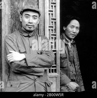 Cina: Rilassato Zhou Enlai (a sinistra) e Mao Zedong alla capitale comunista cinese di Yan'an, c.. 1936. Fotografia del giornalista statunitense Edgar Snow. Mao Zedong, anch'esso traslitterato come Mao TSE-Tung (26 dicembre 1893 – 9 settembre 1976), è stato un rivoluzionario comunista cinese, stratega della guerriglia, autore, teorico politico e leader della Rivoluzione cinese. Comunemente indicato come presidente Mao, è stato l'architetto della Repubblica popolare Cinese (PRC) dalla sua fondazione nel 1949, e ha mantenuto il controllo autoritario sulla nazione fino alla sua morte nel 1976. Foto Stock