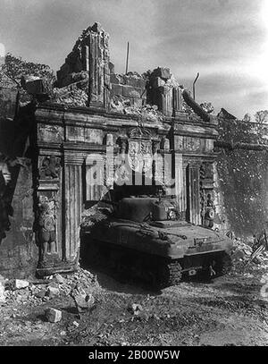 Filippine: Un carro armato di battaglia dell'esercito americano Sherman nella porta distrutta di Intramuros, Battaglia di Manila, 1945. La battaglia di Manila dal 3 febbraio al 3 marzo 1945, combattuta da forze americane, filippine e giapponesi, faceva parte della campagna filippina del 1945. La battaglia di un mese, culminata in un terribile bagno di sangue e in una totale devastazione della città, fu teatro dei peggiori combattimenti urbani nel teatro del Pacifico e terminò quasi tre anni di occupazione militare giapponese nelle Filippine (1942–1945). La cattura della città è stata segnata come la chiave della vittoria del generale Douglas MacArthur. Foto Stock