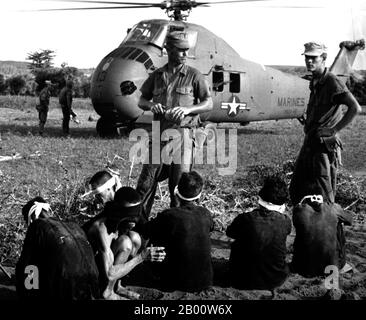 Vietnam: Sospetti prigionieri di NLF catturati nell'operazione Starlight, un corpo marino degli Stati Uniti cerca e distrugge l'operazione a sud di Chu Lai, agosto 1965. Operazione Starlight, un corpo marino degli Stati Uniti cerca e distrugge operazione a sud di Chu Lai. Le vittime di VC erano 599 uccise e sei catturate. I prigionieri di Viet Cong attendono di essere trasportati in elicottero nella zona posteriore. Agosto 1965. Immagine di dominio pubblico (USIA) JUSPAO. Foto Stock