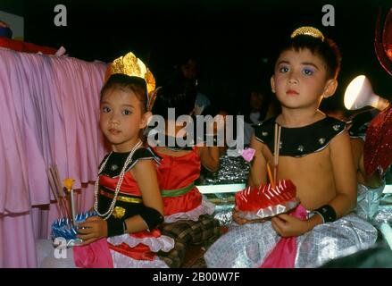 Thailandia: Bambini pronti a galleggiare i loro krathong, Loy Krathong Festival, Phuket. Bambini in costume tradizionale con i loro krathong, Phuket, Thailandia del Sud. Loy Krathong si tiene ogni anno nella notte lunare del 12° mese nel tradizionale calendario lunare tailandese. Nel nord della Thailandia questo coincide con il festival Lanna noto come Yi Peng. Foto Stock