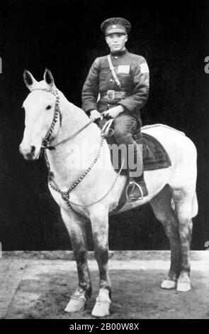 Cina: Ma Zhongying (ma Chung-ying, c.. 1910-1937) a cavallo, indossando KMT 36th Division Uniform, c. 1933. Hui Mussulmano generale e scion della ma Clique dei signori della guerra musulmani del nord-ovest durante la Repubblica cinese (1911-1949). La cricca ma è un nome collettivo per un gruppo di signori della guerra Hui (cinesi musulmani) nella Cina nordoccidentale che governarono le province cinesi di Qinghai, Gansu e Ningxia dagli anni '10 fino al 1949. Ci erano tre famiglie nella cricca di ma (‘MA’ essendo una rappresentazione comune di Hui del nome musulmano comune, Muhammad), ciascuna delle quali controllava una zona rispettivamente. Foto Stock