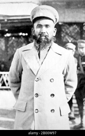 Cina: Khoja Niyas Hajji, leader Uighur a Kumul (Hami), Xinjiang, c.. 1932. La cricca ma è un nome collettivo per un gruppo di signori della guerra Hui (cinesi musulmani) nella Cina nordoccidentale che governarono le province cinesi di Qinghai, Gansu e Ningxia dagli anni '10 fino al 1949. Ci erano tre famiglie nella cricca di ma (‘MA’ essendo una rappresentazione comune di Hui del nome musulmano comune, Muhammad), ciascuna delle quali controllava una zona rispettivamente. I tre membri più prominenti della cricca erano ma Bufang, ma Hongkui e ma Hongbin, collettivamente noti come 'Xibei San maa', (i tre ma del Nord-Ovest). Foto Stock