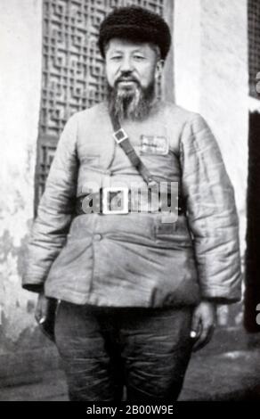 Cina: Yulbars Khan, leader militare Uighur a Kumul (Hami), Xinjiang, c.. 1932. La cricca ma è un nome collettivo per un gruppo di signori della guerra Hui (cinesi musulmani) nella Cina nordoccidentale che governarono le province cinesi di Qinghai, Gansu e Ningxia dagli anni '10 fino al 1949. Ci erano tre famiglie nella cricca di ma (‘MA’ essendo una rappresentazione comune di Hui del nome musulmano comune, Muhammad), ciascuna delle quali controllava una zona rispettivamente. I tre membri più prominenti della scogliera erano ma Bufang, ma Hongkui e ma Hongbin, collettivamente noti come 'Xibei San maa', (i tre ma del Nord-Ovest) Foto Stock