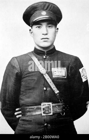 Cina: Ma Zhongying (ma Chung-ying, c.1910-1937), indossando KMT 36th Division Uniform, c.. 1933. Hui Mussulmano generale e scion della ma Clique dei signori della guerra musulmani del nord-ovest durante la Repubblica cinese (1911-1949). La cricca ma è un nome collettivo per un gruppo di signori della guerra Hui (cinesi musulmani) nella Cina nordoccidentale che governarono le province cinesi di Qinghai, Gansu e Ningxia dagli anni '10 fino al 1949. Ci erano tre famiglie nella cricca di ma (‘MA’ essendo una rappresentazione comune di Hui del nome musulmano comune, Muhammad), ciascuna delle quali controllava una zona rispettivamente. Foto Stock