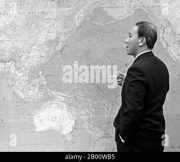 Vietnam: Il presidente Nguyễn Văn Thiệu (Nguyen Van Thieu) del Vietnam del Sud si trova di fronte ad una mappa mondiale, durante un incontro con Lyndon B. Johnson alle Hawaii, 19 luglio 1968. Nguyen Van Thieu era un generale nell'esercito della Repubblica del Vietnam (ARVN) che continuò a diventare il presidente del Vietnam del Sud (1965-75), prima come capo di una giunta militare e poi dopo aver vinto un'elezione fraudolenta. Stabilì un governo autoritario e corrotto sul Vietnam del Sud fino a dimissare e fuggire dalla nazione pochi giorni prima della caduta di Saigon e della vittoria comunista finale. Foto Stock