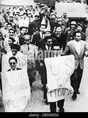 Laos: Dimostranti pro-comunisti che manifestano contro l'imperialismo americano nelle strade di Vientiane (Viangchan) vicino alla fine della seconda guerra Indocina, c.. 1974-1975. La seconda Guerra Indocina, nota in America come Guerra del Vietnam, fu un conflitto militare dell'epoca della Guerra fredda che si verificò in Vietnam, Laos e Cambogia dal 1° novembre 1955 alla caduta di Saigon il 30 aprile 1975. Questa guerra seguì la prima guerra dell'Indocina e fu combattuta tra il Vietnam del Nord, sostenuto dai suoi alleati comunisti, e il governo del Vietnam del Sud, sostenuto dagli Stati Uniti e da altre nazioni anticomuniste. Foto Stock