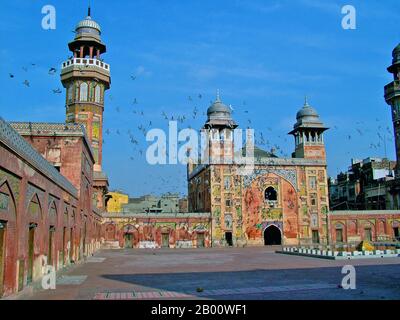 Pakistan: La Moschea di Wazir Khan a Lahore, costruita nel 1634-1635 d.C. Foto di Guilhem Vellut (licenza CC BY-SA 2.0). La Moschea di Wazir Khan (Masjid Wazir Khan) a Lahore, Pakistan, è celebrata per la sua vasta opera di piastrelle di faience. E' stato descritto come 'un posto di bellezza sulla guancia di Lahore'. Fu costruito in sette anni, a partire dal 1634-1635, durante il regno dell'imperatore Mughal Shah Jehan. Fu costruito da Shaikh ILM-ud-din Ansari, un nativo di Chiniot, che divenne medico di corte di Shah Jahan e, più tardi, governatore di Lahore. Era comunemente conosciuto come Wazir Khan. Foto Stock