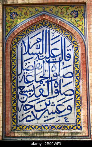 Pakistan: Calligrafia araba su piastrelle smaltate, Moschea di Wazir Khan, Lahore. Foto di Atif Gulzar (licenza CC BY-SA 3.0). La Moschea di Wazir Khan (Masjid Wazir Khan) a Lahore, Pakistan, è celebrata per la sua vasta opera di piastrelle di faience. E' stato descritto come 'un posto di bellezza sulla guancia di Lahore'. Fu costruito in sette anni, a partire dal 1634-1635, durante il regno dell'imperatore Mughal Shah Jehan. Fu costruito da Shaikh ILM-ud-din Ansari, un nativo di Chiniot, che divenne medico di corte di Shah Jahan e, più tardi, governatore di Lahore. Era comunemente conosciuto come Wazir Khan. Foto Stock