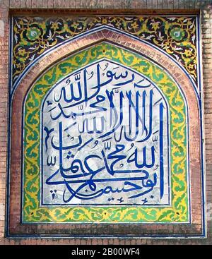 Pakistan: Calligrafia araba su piastrelle smaltate, Moschea di Wazir Khan, Lahore. Foto di Atif Gulzar (licenza CC BY-SA 3.0). La Moschea di Wazir Khan (Masjid Wazir Khan) a Lahore, Pakistan, è celebrata per la sua vasta opera di piastrelle di faience. E' stato descritto come 'un posto di bellezza sulla guancia di Lahore'. Fu costruito in sette anni, a partire dal 1634-1635, durante il regno dell'imperatore Mughal Shah Jehan. Fu costruito da Shaikh ILM-ud-din Ansari, un nativo di Chiniot, che divenne medico di corte di Shah Jahan e, più tardi, governatore di Lahore. Era comunemente conosciuto come Wazir Khan. Foto Stock