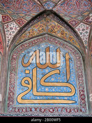 Pakistan: Calligrafia araba nella Moschea di Wazir Khan, Lahore. "Dio è generoso". Foto di Atif Gulzar (licenza CC BY-SA 3.0). La Moschea di Wazir Khan (Masjid Wazir Khan) a Lahore, Pakistan, è celebrata per la sua vasta opera di piastrelle di faience. E' stato descritto come 'un posto di bellezza sulla guancia di Lahore'. Fu costruito in sette anni, a partire dal 1634-1635, durante il regno dell'imperatore Mughal Shah Jehan. Fu costruito da Shaikh ILM-ud-din Ansari, un nativo di Chiniot, che divenne medico di corte di Shah Jahan e, più tardi, governatore di Lahore. Era comunemente conosciuto come Wazir Khan. Foto Stock