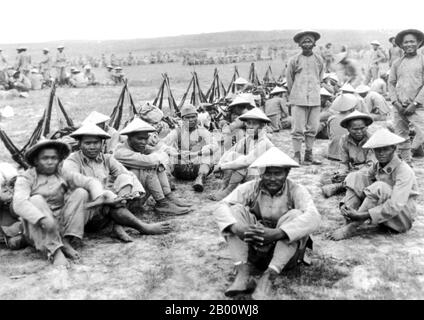 Vietnam: 'Tirilleurs' Annamese o soldati coloniali vietnamiti in attesa di entrare in battaglia a Ypres, Belgio, nel 1916. Ypres occupò una posizione strategica durante la prima guerra mondiale perché si trovava sulla strada della corsa pianificata della Germania attraverso il resto del Belgio e verso la Francia. Nella seconda battaglia di Ypres (dal 22 aprile al 25 maggio 1915), i tedeschi usarono il gas veleno per la prima volta sul fronte occidentale (lo usarono prima nella battaglia di Bolimov il 3 gennaio 1915) e catturarono l'alto terreno ad est della città. Il primo attacco di gas si è verificato contro soldati canadesi, britannici e francesi. Foto Stock