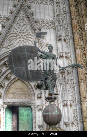 La statua di Giraldillo replica di fronte alla porta del Principe, Siviglia, Andalusia, Spagna. Foto Stock