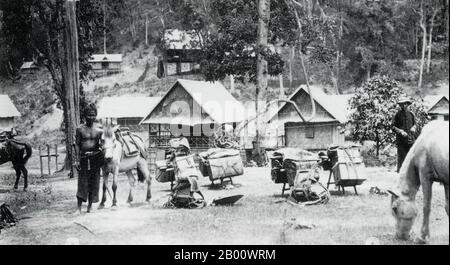 Thailandia: Una carovana di mercanti etnici di Haw e portare i cavalli in una fermata di riposo a Chiang Saen, al confine tra Thailandia e Laos nel 1902. La popolazione di Haw è un piccolo sottogruppo di cinesi Han che vivono principalmente nella zona montuosa di confine tra Simao nella provincia di Yunnan, Dien Bien in Vietnam e Phongsali in Laos. Foto Stock