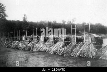 Laos: Una fotografia del 1910 di reti a hoop, fiancheggiata attraverso il fiume Nam Kan a Luang Prabang per catturare il pesce. Luang Prabang era in precedenza la capitale di un regno con lo stesso nome. Fino all'acquisizione comunista nel 1975, fu la capitale reale e sede del governo del Regno del Laos. La città è oggi patrimonio dell'umanità dell'UNESCO. Foto Stock