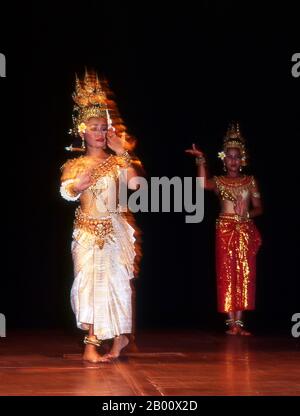 Cambogia: Ballerini, Balletto reale della Cambogia, Phnom Penh. La danza classica Khmer è simile alle danze classiche della Thailandia e della Cambogia. Il Reamker è una versione Khmer del Ramayana ed è uno dei drammi di danza più comunemente eseguiti. Foto Stock