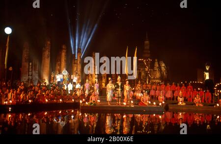 Thailandia: Spettacolo di luci e suoni per l'annuale Festival di Loy Krathong, Sukhothai Historical Park. Loy Krathong (o Loi Krathong) è un festival celebrato annualmente in tutta la Thailandia e in alcune parti del Laos durante la luna piena del 12 ° mese nel tradizionale calendario lunare. Sukhothai, che letteralmente significa "Alba della felicità", fu la capitale del regno di Sukhothai e fu fondata nel 1238. Fu la capitale dell'Impero Tailandese per circa 140 anni. Foto Stock