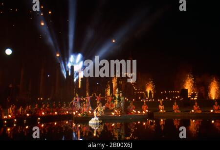 Thailandia: Spettacolo di luci e suoni per l'annuale Festival di Loy Krathong, Sukhothai Historical Park. Loy Krathong (o Loi Krathong) è un festival celebrato annualmente in tutta la Thailandia e in alcune parti del Laos durante la luna piena del 12 ° mese nel tradizionale calendario lunare. Sukhothai, che letteralmente significa "Alba della felicità", fu la capitale del regno di Sukhothai e fu fondata nel 1238. Fu la capitale dell'Impero Tailandese per circa 140 anni. Foto Stock