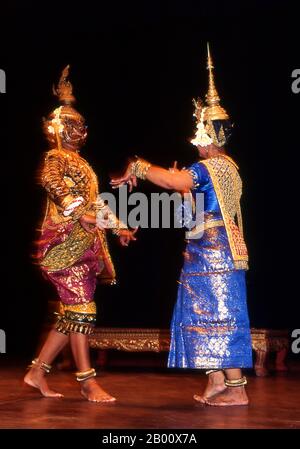 Cambogia: Ballerini, Balletto reale della Cambogia, Phnom Penh Khmer danza classica è simile alle danze classiche di Thailandia e Cambogia. Il Reamker è una versione Khmer del Ramayana ed è uno dei drammi di danza più comunemente eseguiti. Foto Stock