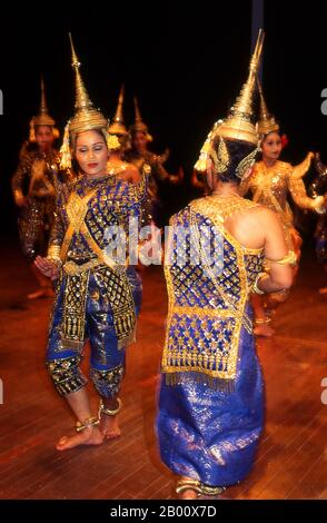 Cambogia: Ballerini, Balletto reale della Cambogia, Phnom Penh Khmer danza classica è simile alle danze classiche di Thailandia e Cambogia. Il Reamker è una versione Khmer del Ramayana ed è uno dei drammi di danza più comunemente eseguiti. Foto Stock