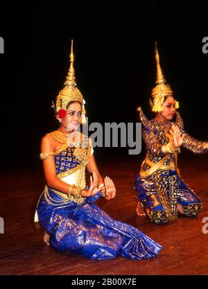 Cambogia: Ballerini, Balletto reale della Cambogia, Phnom Penh Khmer danza classica è simile alle danze classiche di Thailandia e Cambogia. Il Reamker è una versione Khmer del Ramayana ed è uno dei drammi di danza più comunemente eseguiti. Foto Stock