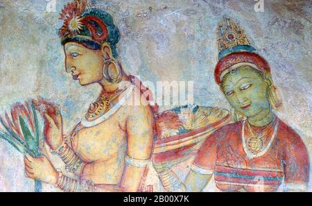 Sri Lanka: Le "Cloud Maidens" di Sigiriya adornano la parete rocciosa alta sulla campagna circostante. Sigiriya (roccia del Leone) è un'antica fortezza di roccia e rovina di palazzo situata nel distretto centrale di Matale dello Sri Lanka, circondata dai resti di un'estesa rete di giardini, serbatoi e altre strutture. Sigiriya fu costruita durante il regno del re Kasyapa i (CE 477 – 495) e dopo la sua morte fu usata come monastero buddista fino al XIV secolo. Foto Stock