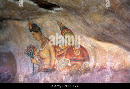 Sri Lanka: Le "Cloud Maidens" di Sigiriya adornano la parete rocciosa alta sulla campagna circostante. Sigiriya (roccia del Leone) è un'antica fortezza di roccia e rovina di palazzo situata nel distretto centrale di Matale dello Sri Lanka, circondata dai resti di un'estesa rete di giardini, serbatoi e altre strutture. Sigiriya fu costruita durante il regno del re Kasyapa i (CE 477 – 495) e dopo la sua morte fu usata come monastero buddista fino al XIV secolo. Foto Stock