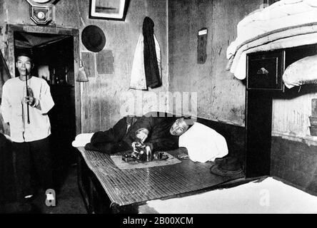 USA: Due uomini cinesi in un Opium den di San Francisco, 1890. La Chinatown di San Francisco era il porto d'ingresso per i primi immigrati cinesi Hoisanesi e Zhongshanesi dalla provincia di Guangdong nella Cina meridionale dal 1850 al 1900. L'area era l'unica regione geografica deed dal governo della città e dai proprietari di proprietà private che hanno permesso alle persone cinesi di ereditare e di abitare le abitazioni all'interno della città. La maggior parte di questi negozianti cinesi, proprietari di ristoranti e lavoratori assunti a San Francisco Chinatown erano prevalentemente hoisanesi e maschi. Foto Stock