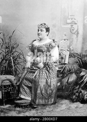 Malesia: Sultana di Johore (1894-1904). Che' Khadija Khanum [H.H. Sultana Khadija] incoronata all'Istana Zahra, Johor Bahru, come Sultana di Johor con lo stile di sua altezza, 28 febbraio 1894, una signora di origine turca. Foto Stock